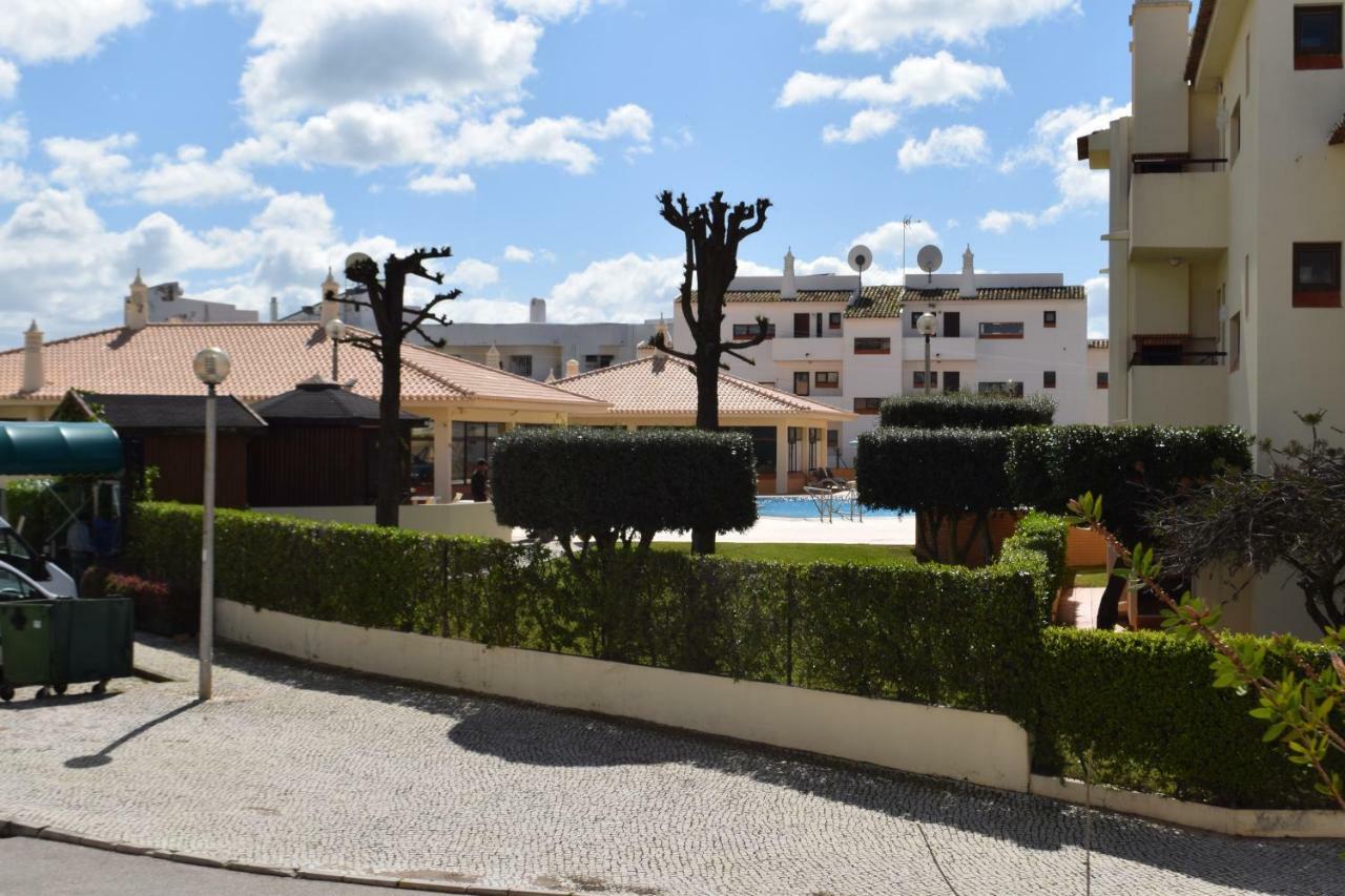 Apartamento T2 Com Piscina E Wifi A 350 Metros Da Praia Olhos de Agua  Exterior photo